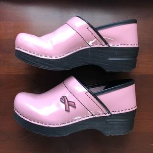 Dansko Professionals-breast cancer ribbon